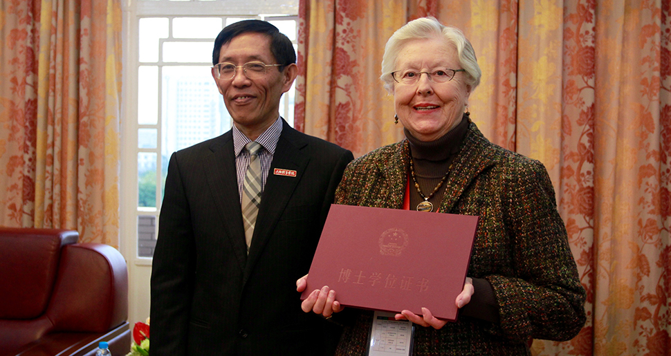 Jo Safrit receiving degree at Shanghai University of Sport.